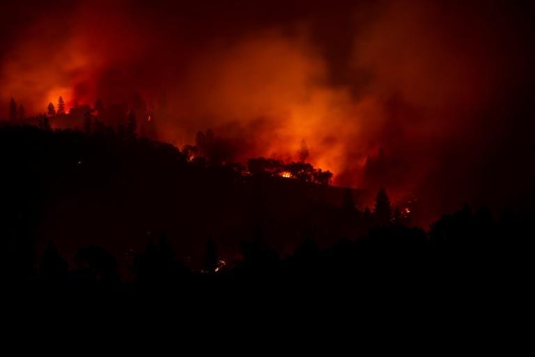Συγκλονίζει κάμεραμαν που είναι κυκλωμένος απ’ τις φλόγες στην Καλιφόρνια – Video [pics]