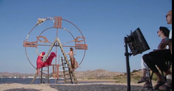 GNTM: Αποκαλύφθηκε το στήθος παίκτριας την ώρα της φωτογράφισης!