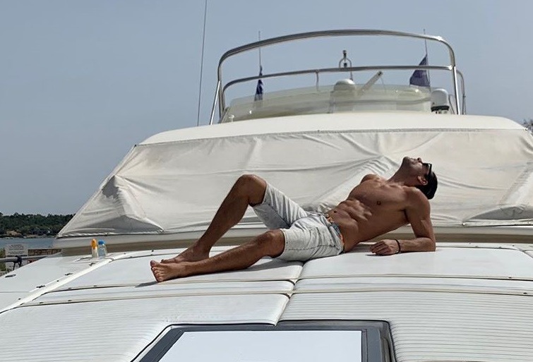O γυμνασμένος άντρας που λιάζεται στο σκάφος είναι Έλληνας ηθοποιός με διεθνή καριέρα! – TLIFE