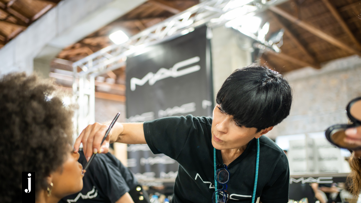 Για ακόμα μια χρονιά η M·A·C Cosmetics μεταφέρει στην πασαρέλα του Hautes Grecians 2023 τις τελευταίες τάσεις του μακιγιάζ