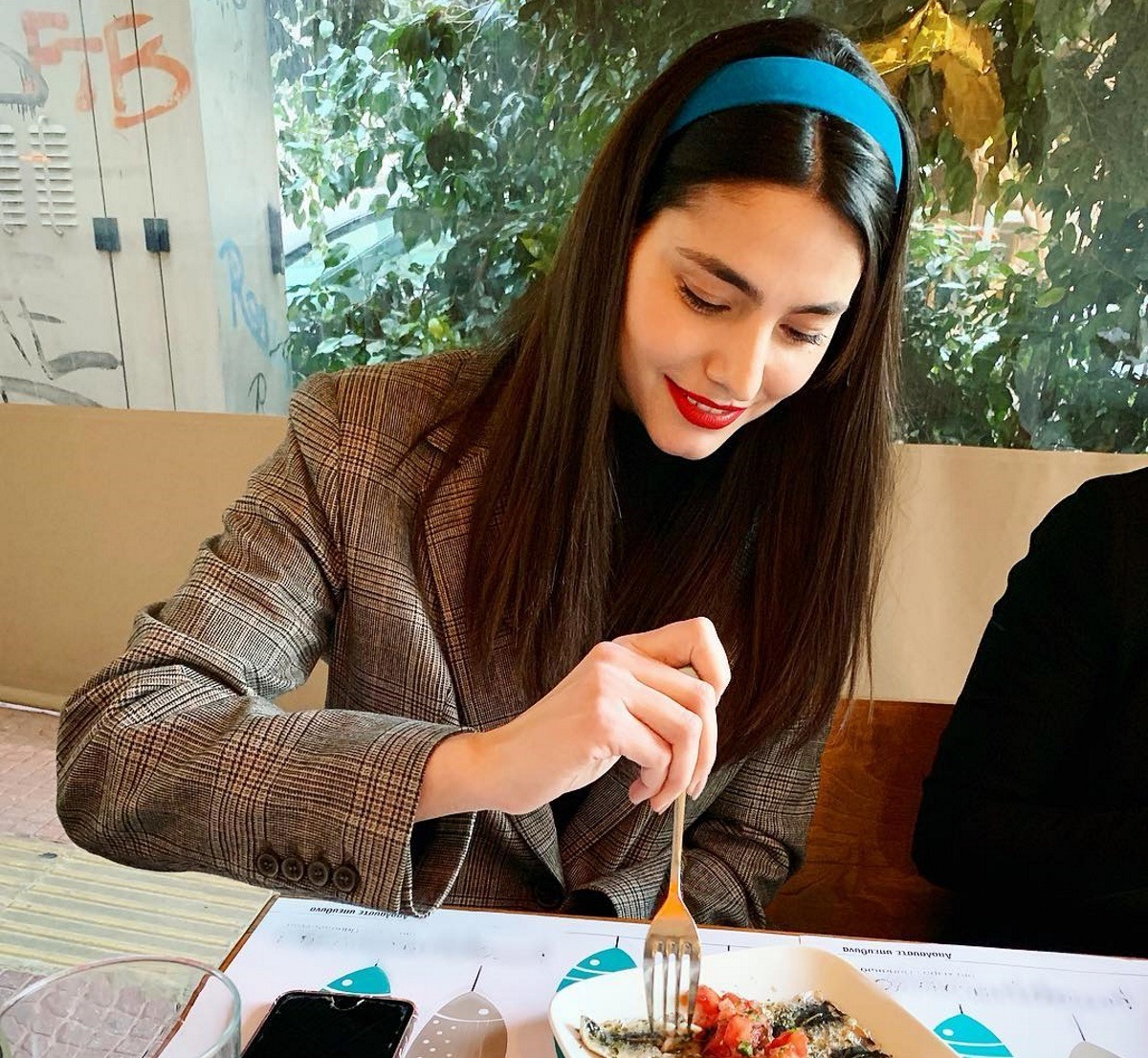 Ηλιάνα Παπαγεωργίου: Κυριακάτικη βόλτα με στυλ στην Αθήνα! – TLIFE