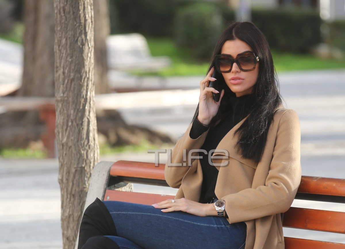 Ιωάννα Μπέλλα: Χαλαρή βόλτα με casual look στα νότια προάστια [pics] – TLIFE