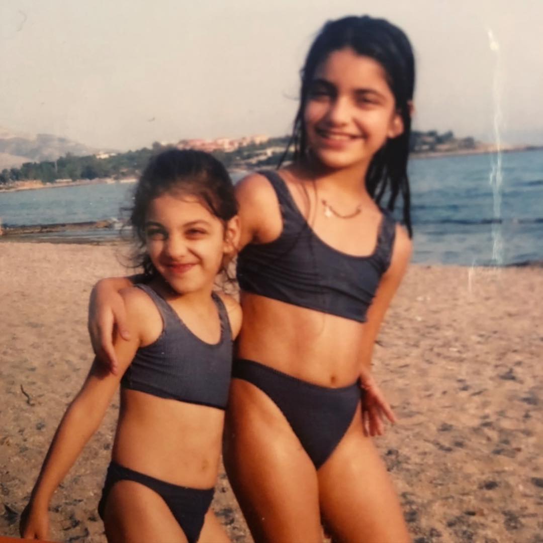 Ποια παίκτρια του GNTM είναι το κοριτσάκι της φωτογραφίας που ποζάρει με την αδελφή της; – TLIFE