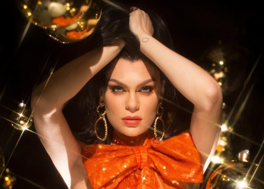 Η Jessie J είναι σε Χριστουγεννιάτικο mood και φοράει Celia Kritharioti Couture – TLIFE