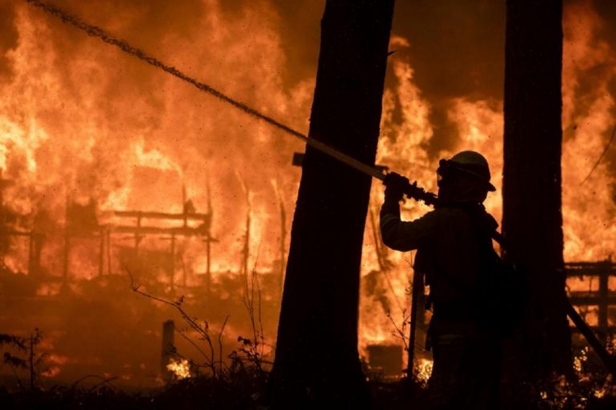 Φωτιά στην Καλιφόρνια: Βιβλική καταστροφή! 9 νεκροί και χιλιάδες σπίτια “στάχτη” από την άνιση μάχη με τις φλόγες!