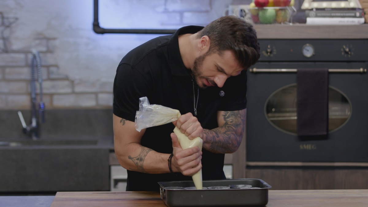 Kitchen Lab: Χοιρινές μπριζόλες κρασάτες και μπαμπάδες με ρούμι!