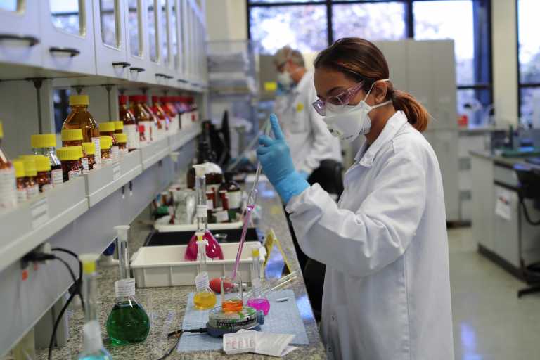 Τα πιθανά σενάρια για την εξέλιξη του κορονοϊού το χειμώνα στην Ελλάδα – Τον Οκτώβριο τα νέα επικαιροποιημένα εμβόλια • RefreshNews
