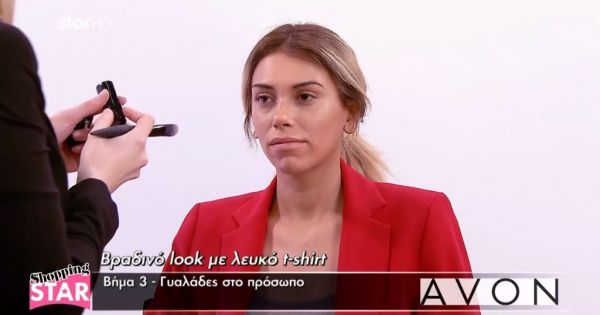 Mακιγιάζ για βραδινό look με λευκό t-shirt