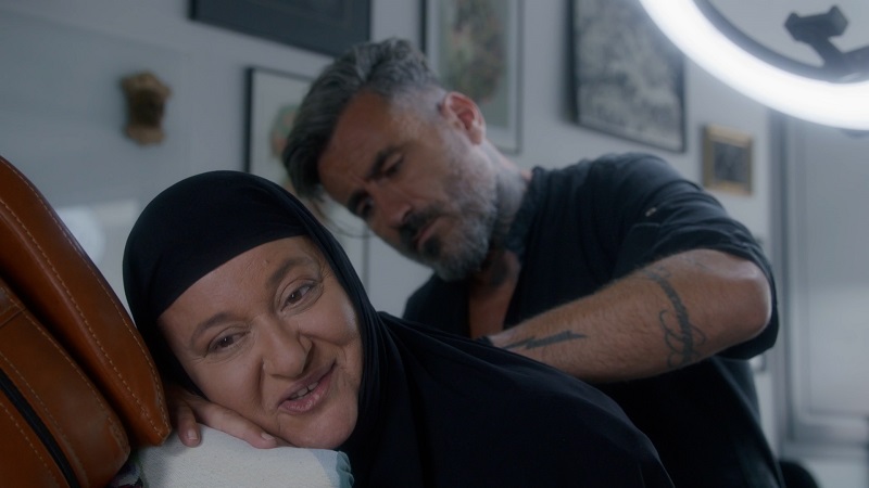 Τι κάνουν ο Γιώργος Μαυρίδης και η Τραϊάνα Ανανία στην αστυνομική κωμωδία “Φόνοι Στο Καμπαναριό – Zinapost.gr