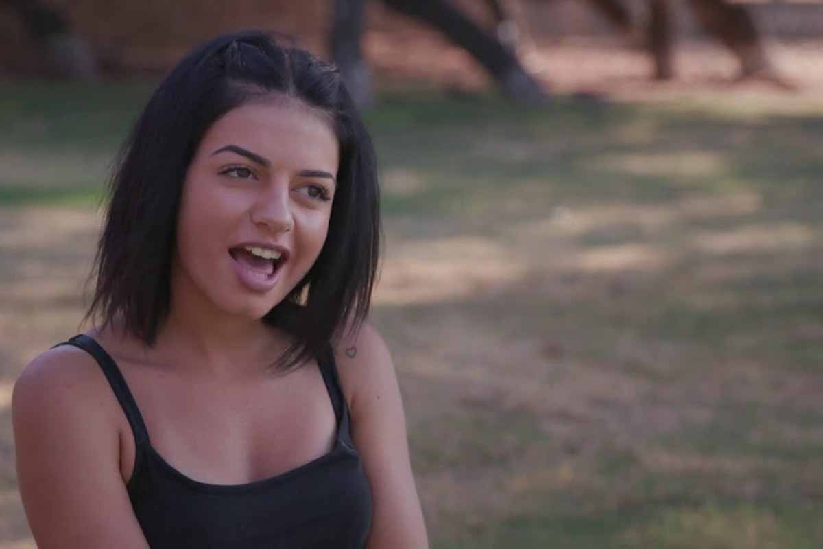 H Αντζελίνα του «Bachelor» για τις συμπαίκτριές της: «Η βίλα χρειάζεται σφουγγάρισμα με τόσα τσόκαρα που περπατούν εκεί μέσα» (video) | Espresso