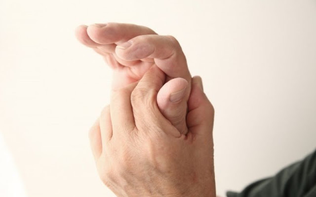 Ξυπνάς με μουδιασμένα δάχτυλα; Τι σημαίνει για την υγεία σας