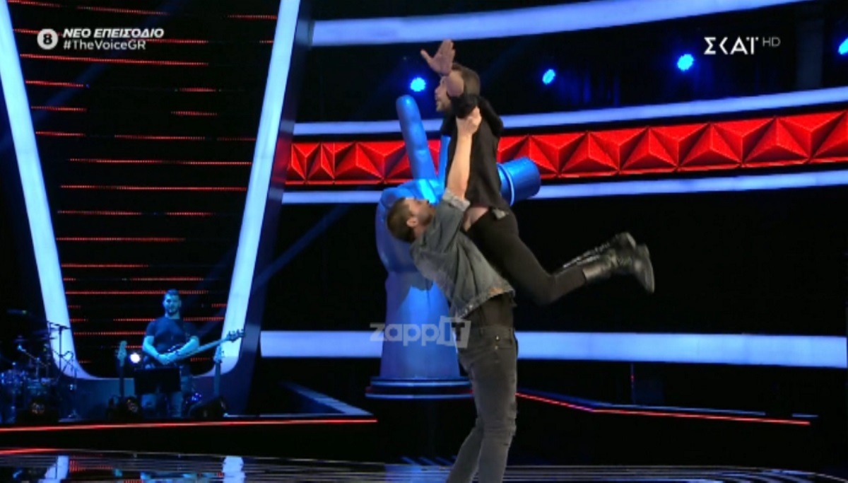The Voice: Με ακροβατικό “πέταξε” ο Πάνος Μουζουράκης πάνω στον παίκτη – Zappit