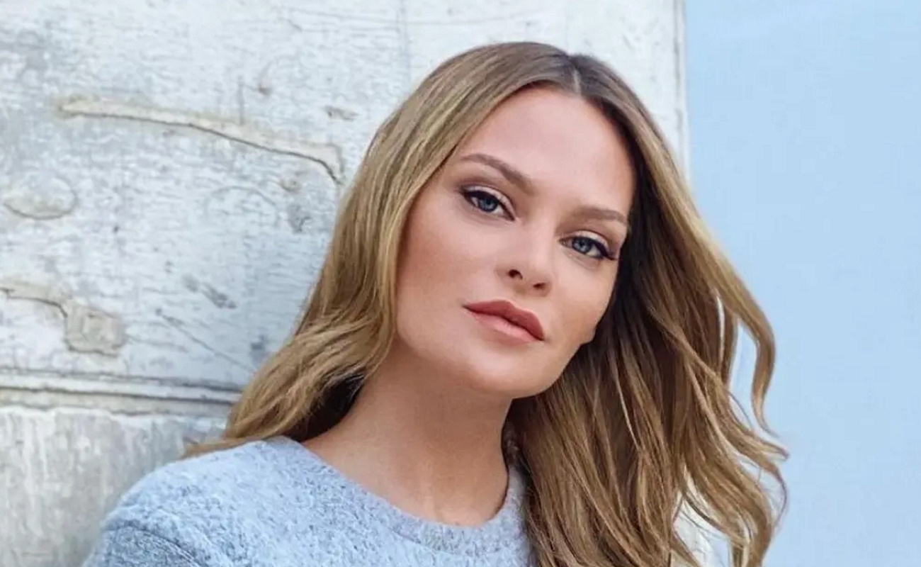 Υβόννη Μπόσνιακ: Εντυπωσιάζει με το λευκό μπικίνι της στην Ψαρρού | Zappit