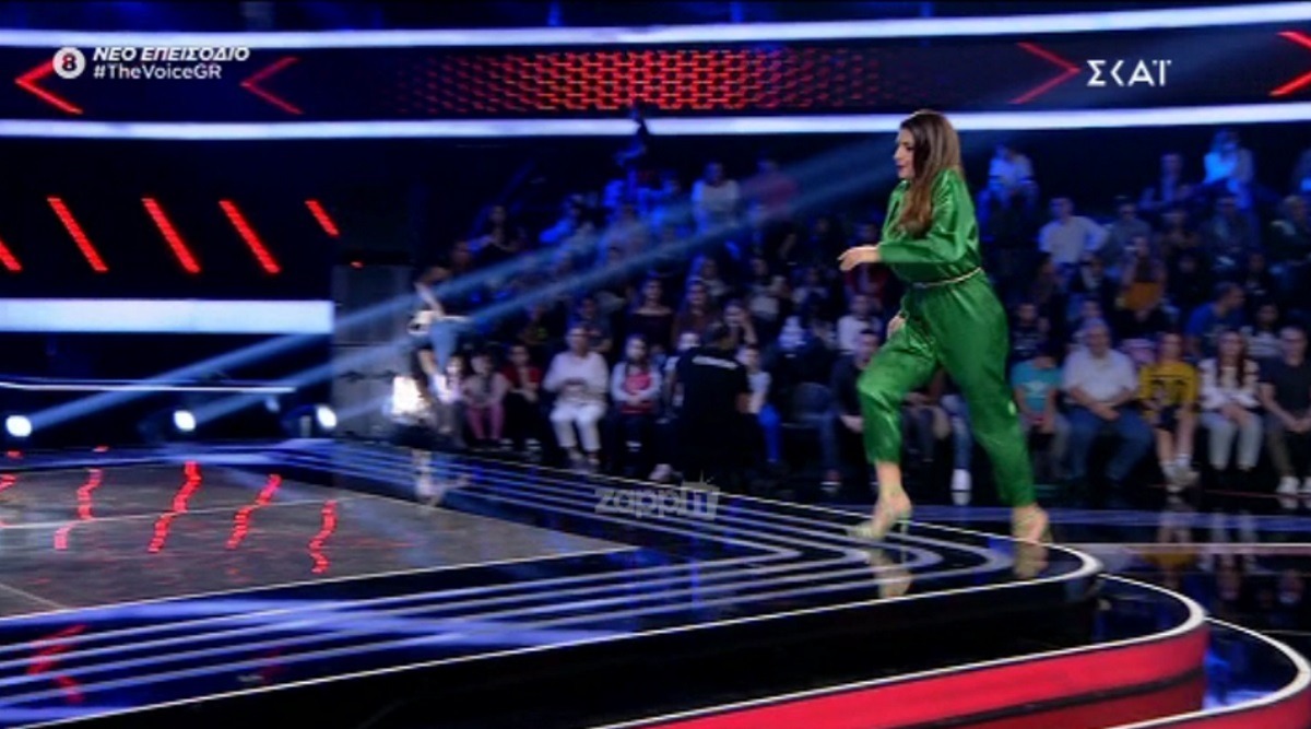 The Voice: Η Έλενα Παπαρίζου “έκλεψε” από το… αυτί διαγωνιζόμενο του Σάκη Ρουβά – Zappit