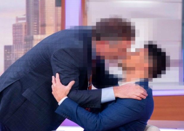 Έλληνας τραγουδιστής φίλησε στο στόμα παρουσιάστη: Ποιοι είναι, ονόματα, σάλος