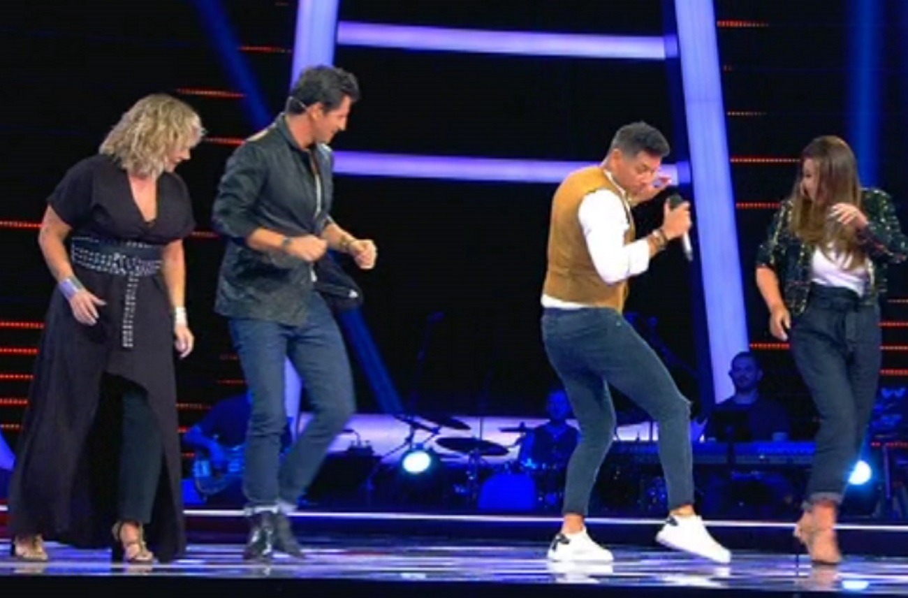 The Voice: Ο 55άρης Πέδρο τους έβαλε τα γυαλιά και τους χόρεψε στο ταψί | Zappit