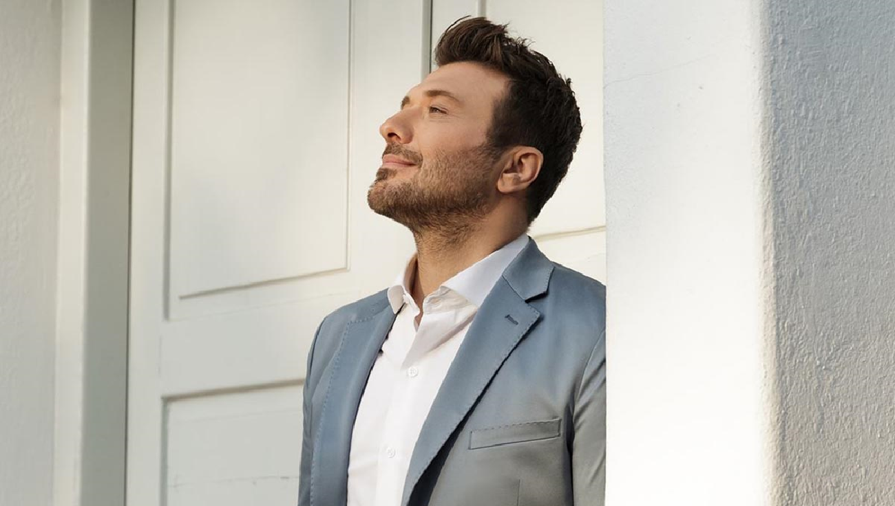 Γνωστός τραγουδιστής δηλώνει – “Συχνά μου λένε πως η φωνή μου μοιάζει στον Γιάννη Πλούταρχο” | Zappit