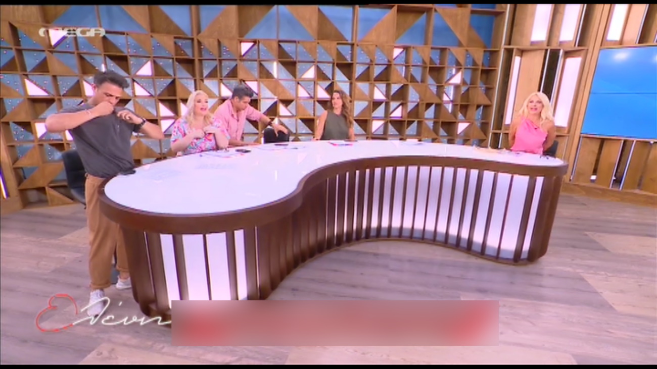 Σάββας Πούμπουρας – Έβγαλε άρον άρον το μικρόφωνο: «Αν περιμένετε να πω κάτι, ξεχάστε το» | Zappit