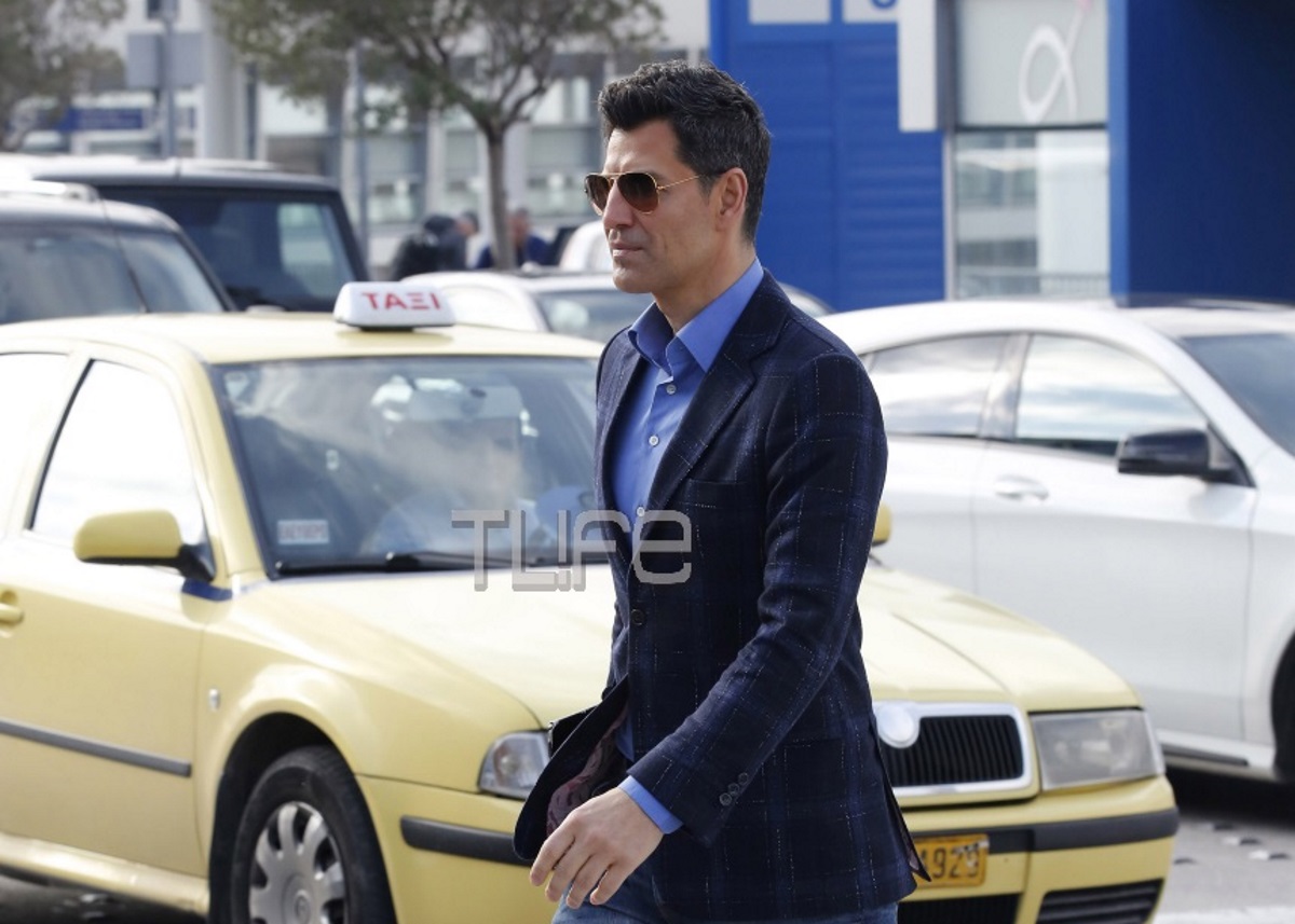 Σάκης Ρουβάς: Με άψογο στυλ στο αεροδρόμιο της Αθήνας! [pics] – TLIFE