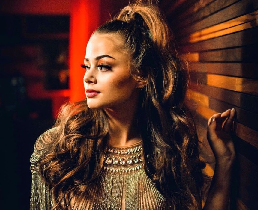 Στεφανία Λυμπερακάκη: Ποια είναι η τραγουδίστρια που θα πάει Eurovision