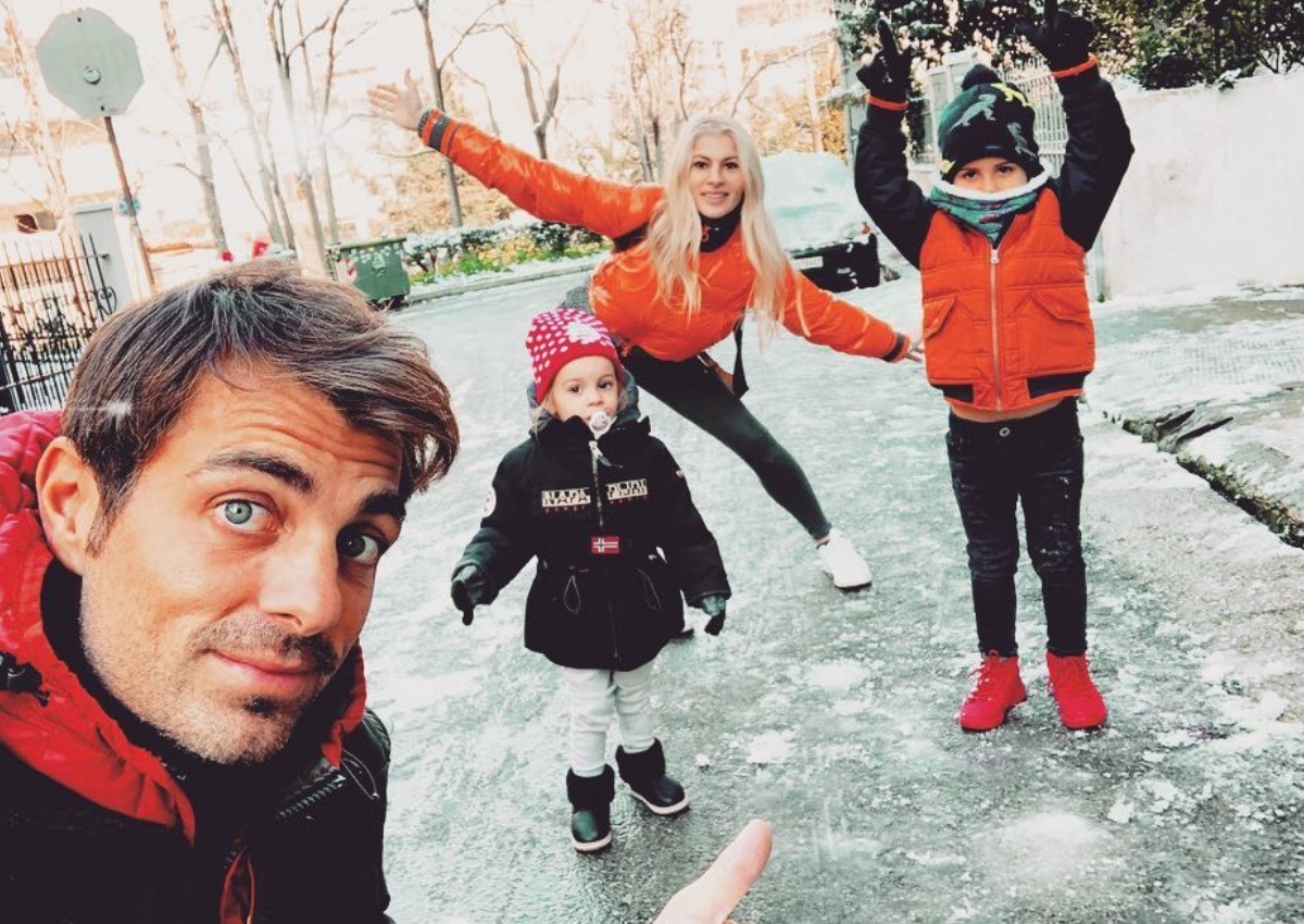 Στέλιος Χανταμπάκης: Η γλυκιά φωτογραφία με την οικογένεια του! – TLIFE