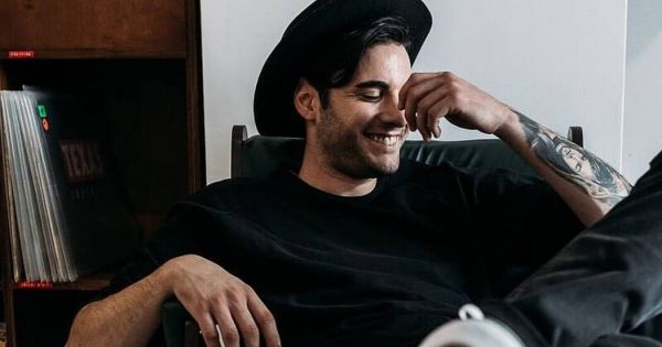 Ο Ίαν Στρατής δηλώνει ξεκάθαρα: «Αυτό τον καιρό είμαι μόνος μου!»