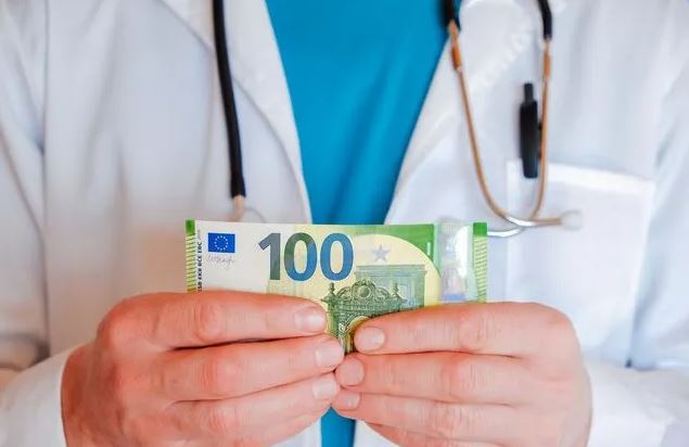 Ανοίγουν τα στόματα για τον γιατρό με τα φακελάκια – Νέα σοκαριστική καταγγελία για σεξουαλική παρενόχληση