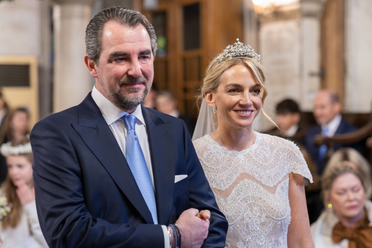 Χρυσή Βαρδινογιάννη – Νικόλαος Ντε Γκρες: Η μπομπονιέρα και η τσικουδιά με τα αρχικά τους – Ποιος τραγούδησε στον γάμο; – Znews