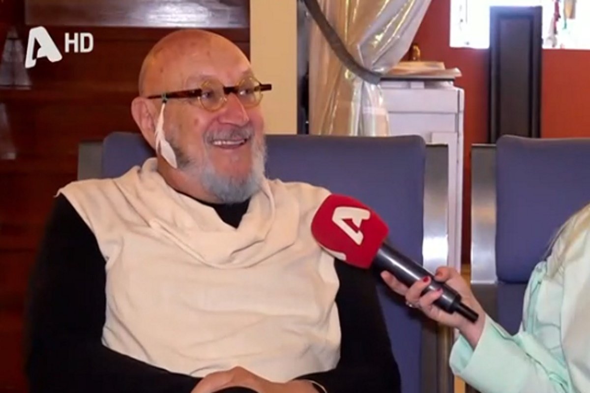 Δημήτρης Αρβανίτης: «Στην τάξη, όλες ήθελαν να παίξουν ερωτική σκηνή με τον Βασίλη Μπισμπίκη» – Znews