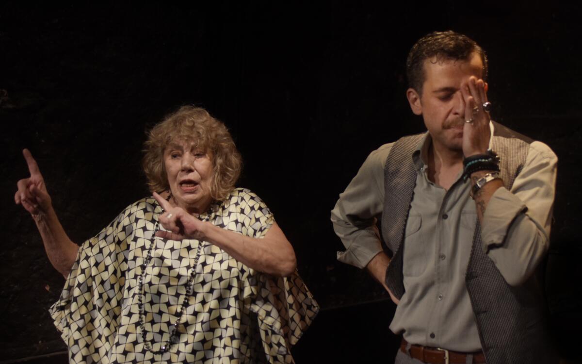 Family Secrets: Λαμπερή πρεμιέρα με τον συγγραφέα της παράστασης | Zappit