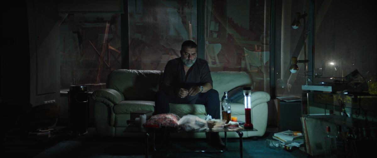 First Look: Η «Σπασμένη Φλέβα» του Γιάννη Οικονομίδη έχει ημερομηνία κυκλοφορίας – Δείτε τα πρώτα stills | Zappit