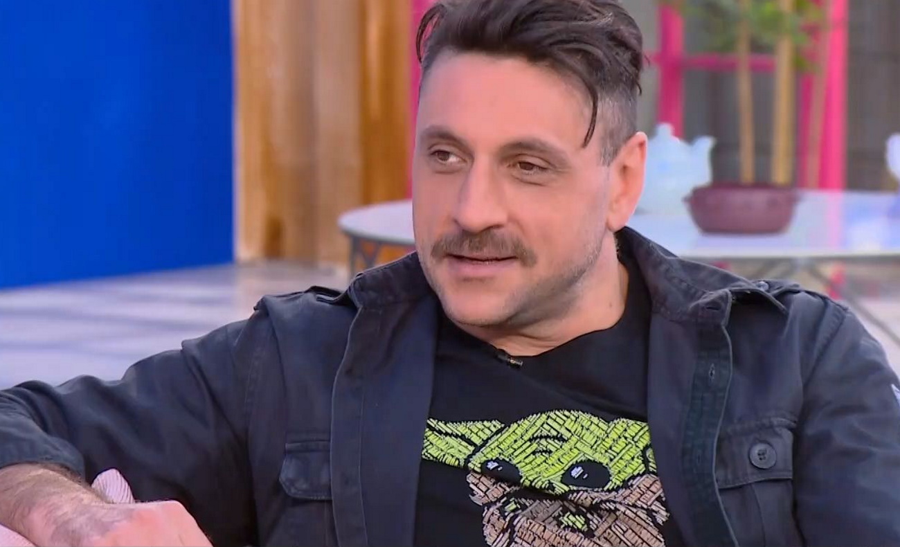 Γιώργος Χρυσοστόμου: «Έφυγε σοκαρισμένος στη μέση της παράστασης γιατί δεν άντεχε, βγήκα έξω και τον πήρα αγκαλιά» | Zappit