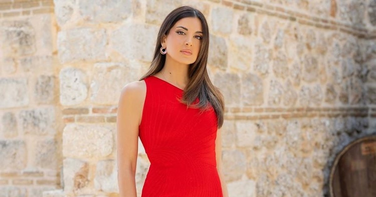 Η Σταματίνα Τσιμτσιλή με τη mini φούστα από την H&M που κολακεύει τις skinny σιλουέτες