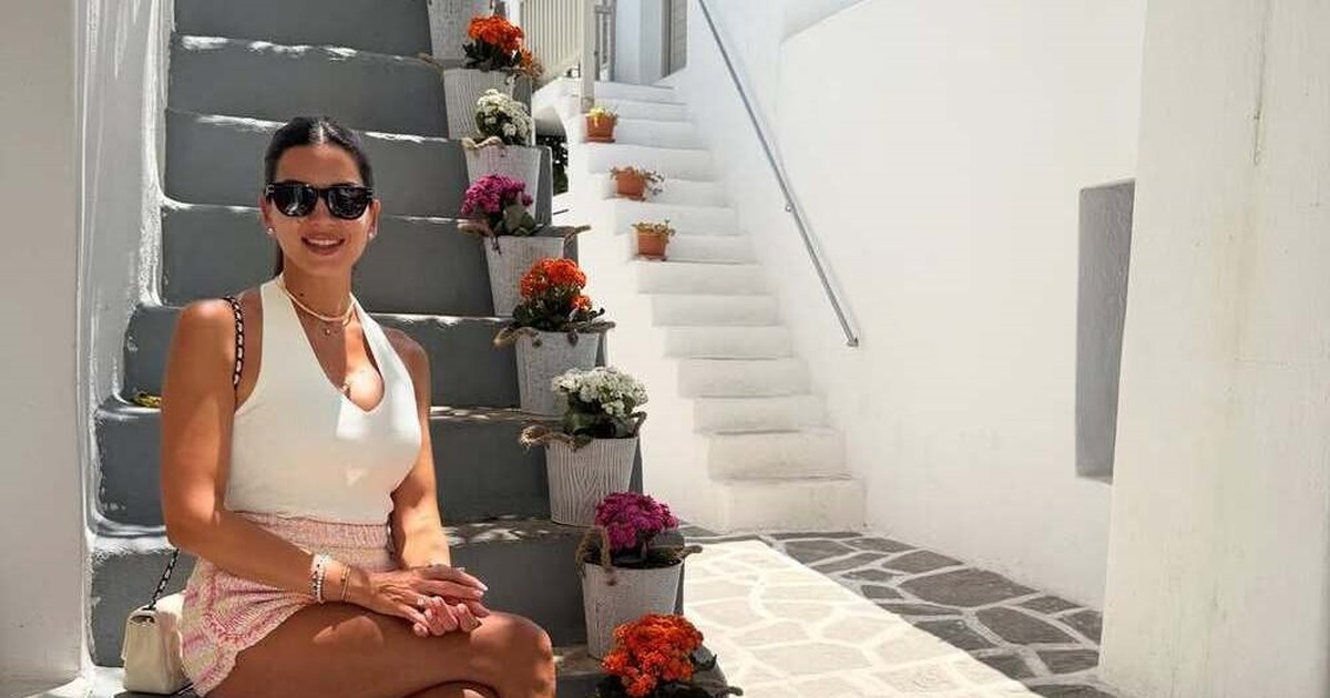 Η Σταματίνα Τσιμτσιλή με τον Θέμη Σοφό σ’ ένα #couplegoals τρυφερό στιγμιότυπο στα σοκάκια της Πάρου