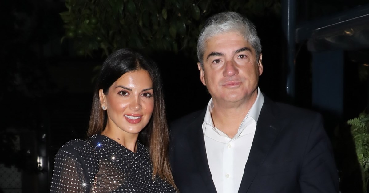 Η Σταματίνα Τσιμτσιλή ποζάρει στο πλευρό του Θέμη Σοφού – ‘Στο χωριό’