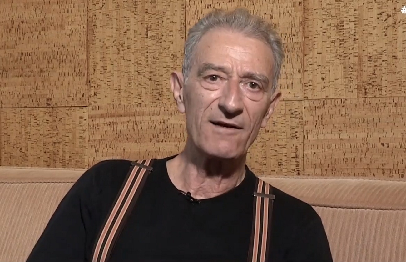 Κώστας Φλωκατούλας: «Ο Χάρης Ρώμας ερχόταν πάντα διαβασμένος, αλλά στο γύρισμα τα ξεχνούσε και έκανε σαρδάμ» | Zappit