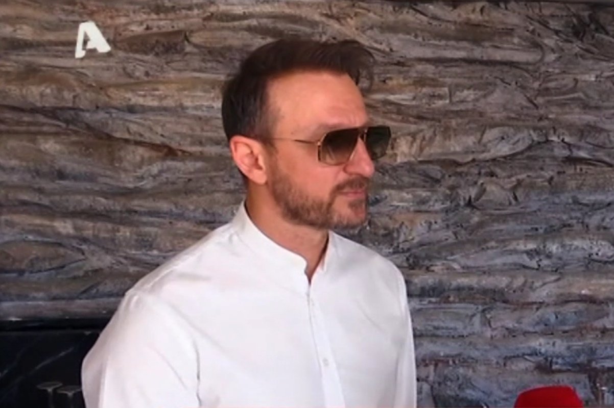 Κώστας Καραφώτης: «Έκανα follow τη σύζυγό μου αφού παντρευτήκαμε» – Znews