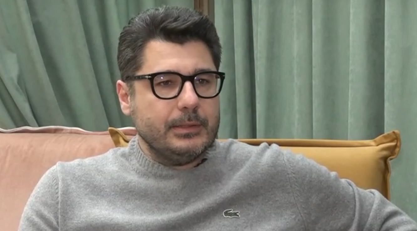 Λάμπρος Κωνσταντάρας: “Έγραφαν ότι πλησίαζα νεαρές τραγουδίστριες για να τις βγάλω δίσκο και να τις ρίξω στο κρεβάτι” | Zappit