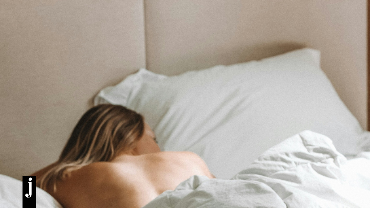 Ο απρόσμενος λόγος που δεν πρέπει να κοιμάσαι γυμνός εν μέσω καύσωνα