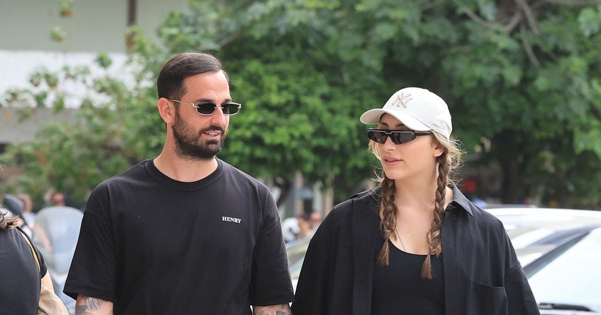 Ο Άρης Σοϊλέδης και η Μαριλίνα Κυπαρίσση, full in love σε χαραλή βόλτα στη Γλυφάδα