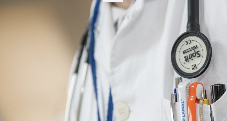 Ο διευθυντής της καρδιοχειρουργικής στο Ιπποκράτειο απαίτησε φακελάκι 5.000 ευρώ αλλά… συμβιβάστηκε με 3.000