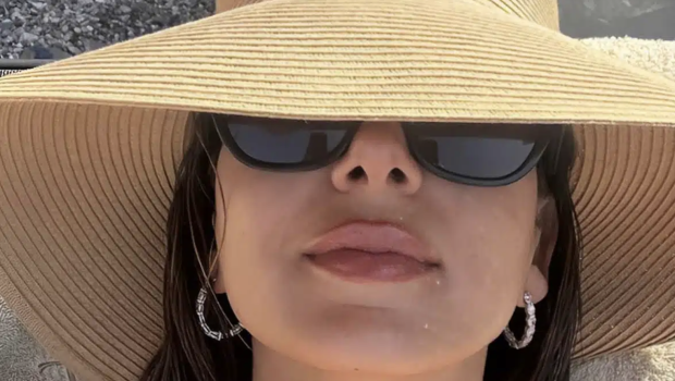 Όλη η παραλία γύρισε να κοιτάξει την διάσημη Ελληνίδα που πήγε για το πρώτο της μπάνιο