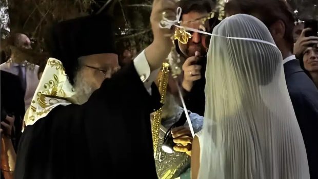 Παντρεύτηκε πασίγνωστος Έλληνας και εγγονός δισεκατομμυριούχου την εκλεκτική της καρδίας του στην Σπετσοπούλα – to10.gr Παντρεύτηκε πασίγνωστος Έλληνας και εγγονός δισεκατομμυριούχου την εκλεκτική της καρδίας του στην Σπετσοπούλα – to10.gr