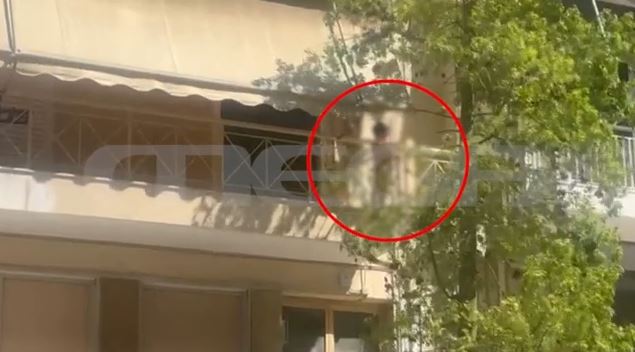 Πειραιάς: Αστυνομικοί διέσωσαν 5χρονο αγοράκι από μπαλκόνι – Ήταν ολομόναχο και κλειδωμένο