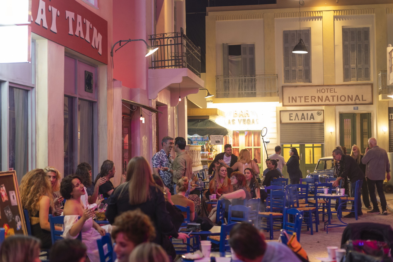 Porto Leone: Στη γειτονιά με τα κόκκινα φανάρια – Μια βραδιά στην Τρούμπα των 60’s | Zappit