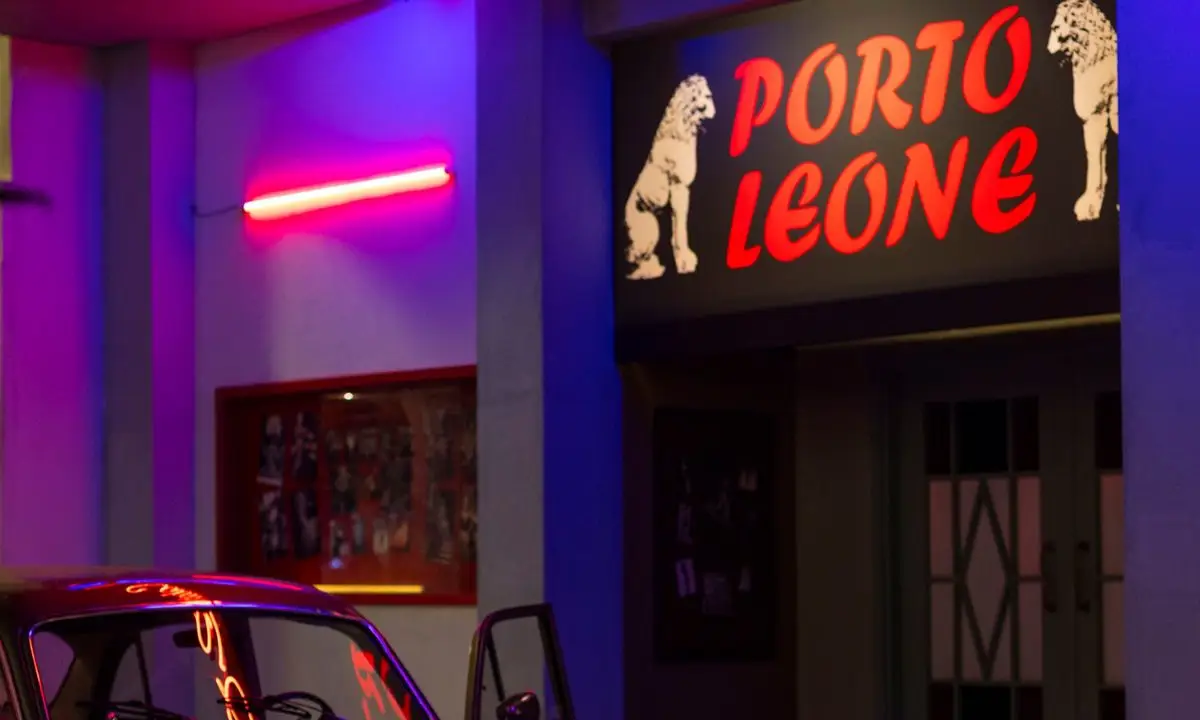 Porto Leone – Στη γειτονιά με τα κόκκινα φανάρια: Ο Γρηγόρης εκτελεί εν ψυχρώ τον Στράτο και αρχίζει η βεντέτα!