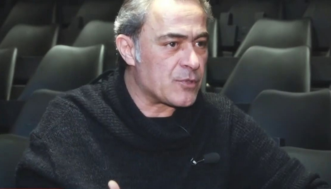 Θανάσης Κουρλαμπάς: «Ήταν άδικη η κριτική, έλεγε ότι βαριόμουν πάνω στη σκηνή» | Zappit