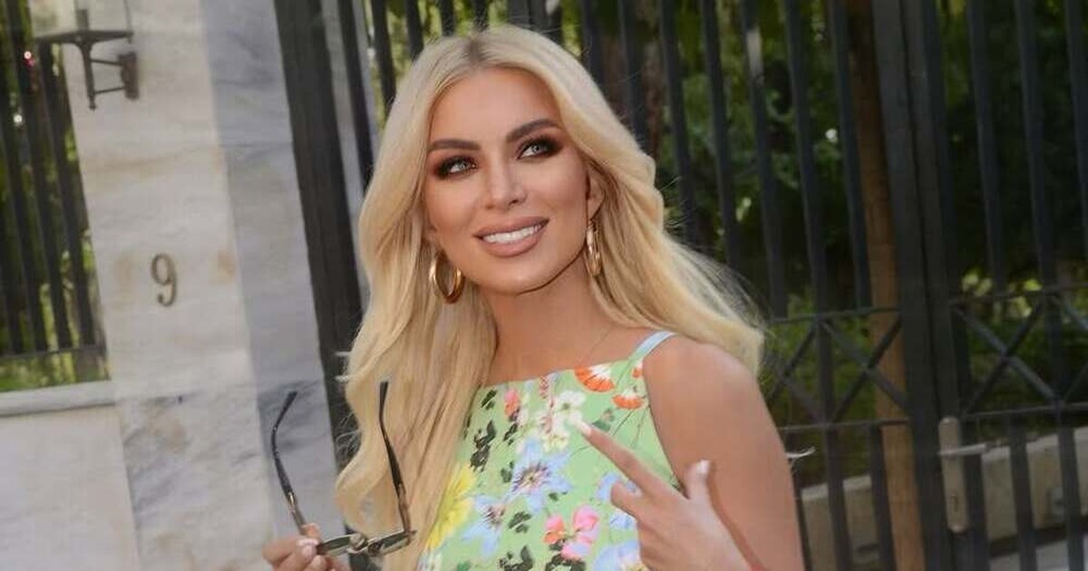 Τι να βάλω στο γραφείο; Η Κατερίνα Καινούργιου σου δίνει την τέλεια ιδέα με τη μίντι φούστα από τη Massimo Dutti