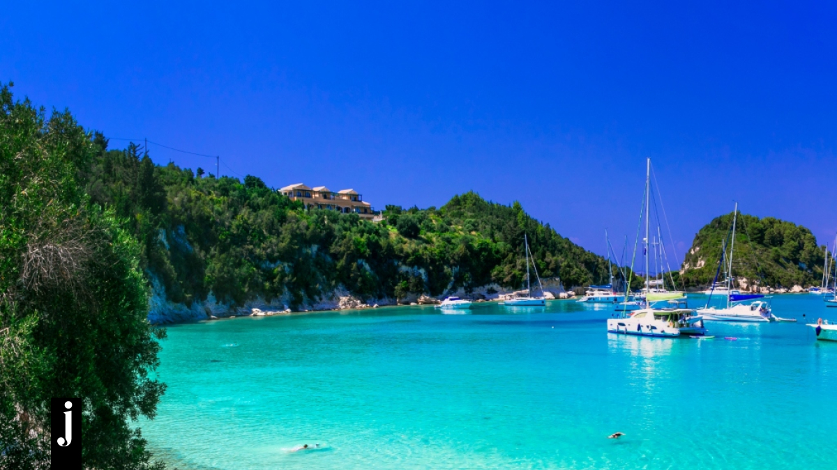 Τιρκουάζ νερά, μικρές αποστάσεις και νόστιμο φαγητό: Σε αυτά τα 2 ελληνικά νησιά θα κάνεις τις καλύτερες διακοπές