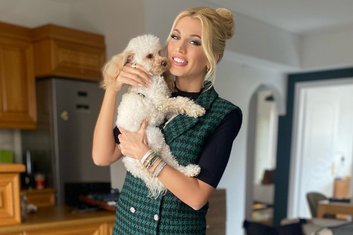 Ο Ατζούν επαναφέρει τη Κωνσταντίνα Σπυροπούλου σε live εκπομπή